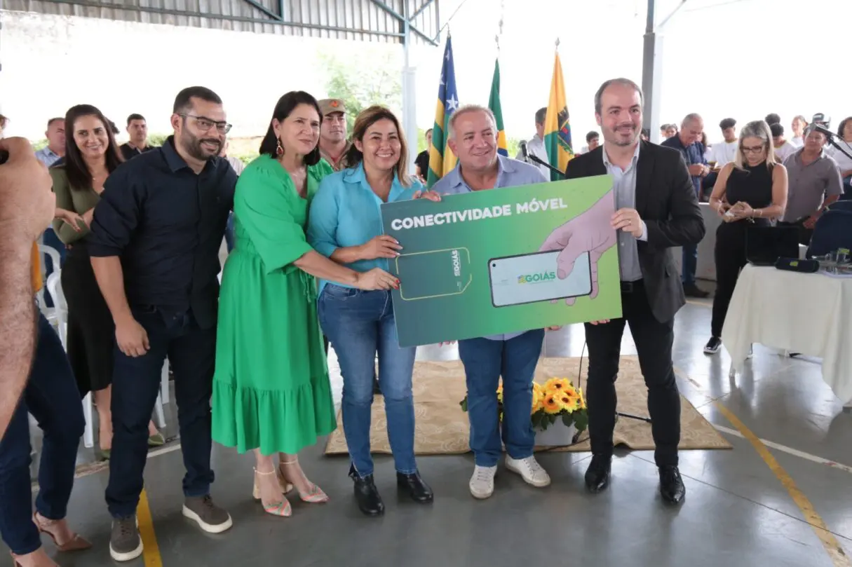 Governo de Goiás entrega tablets e chips a estudantes de Aparecida de Goiânia