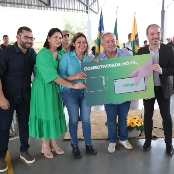 Governo de Goiás entrega tablets e chips a estudantes de Aparecida de Goiânia