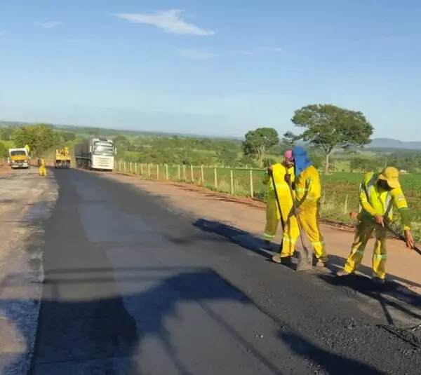 Governo entrega asfalto na GO-330