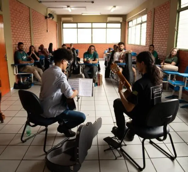 Aula do curso de música no Basileu França