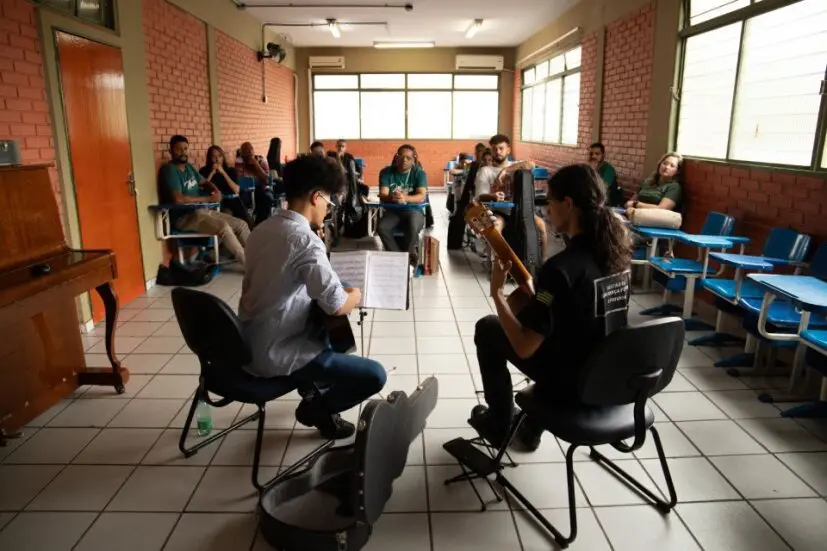 Aula do curso de música no Basileu França