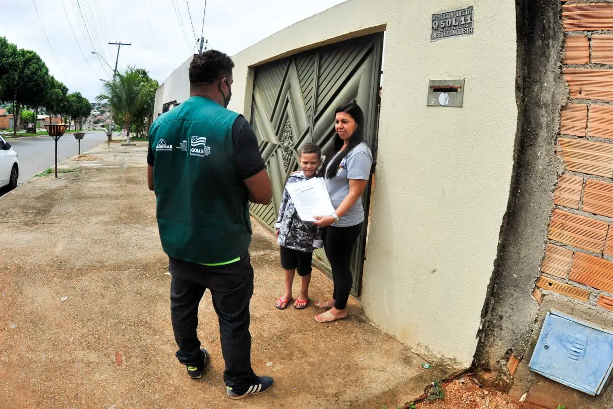 Equipe da Agehab no trabalho de regularização fundiária