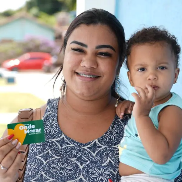 Família recebe cartão do Aluguel Social