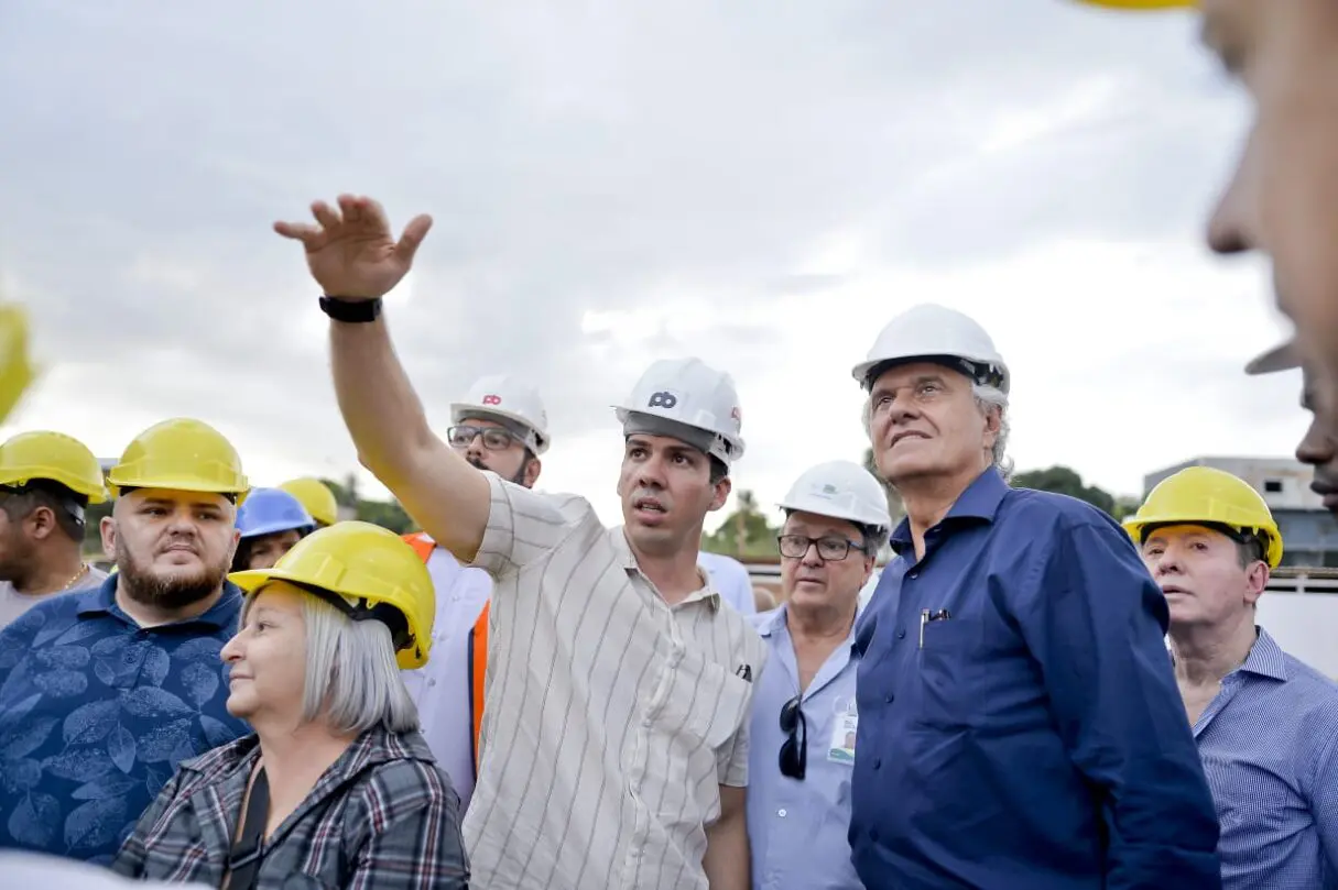 Governador em visita às orbas do Hospital Estadual de Águas Lindas