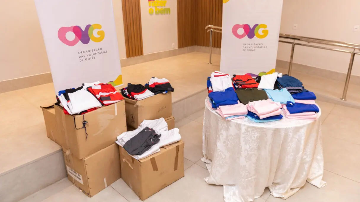 Seds entrega à OVG doação de mais de 20 mil peças de roupas apreendidas pela Receita Federal