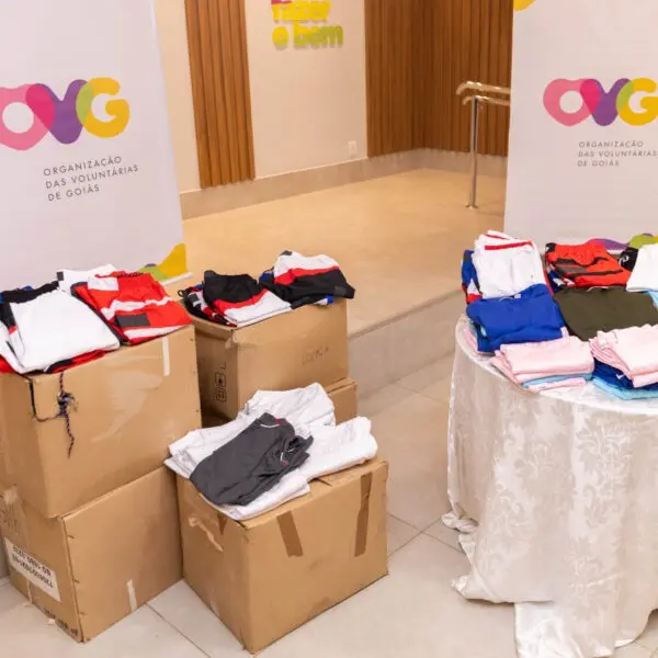 Seds entrega à OVG doação de mais de 20 mil peças de roupas apreendidas pela Receita Federal