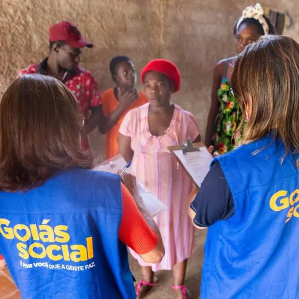 Equipe da Seds leva benefícios do Goiás Social a moradores da Vila Roriz