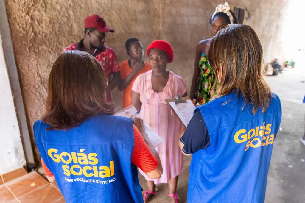 Equipe da Seds leva benefícios do Goiás Social a moradores da Vila Roriz