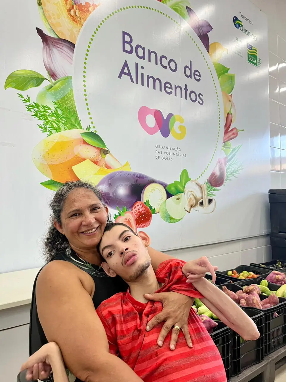 Mãe e filhos beneficiários do Banco de Alimentos