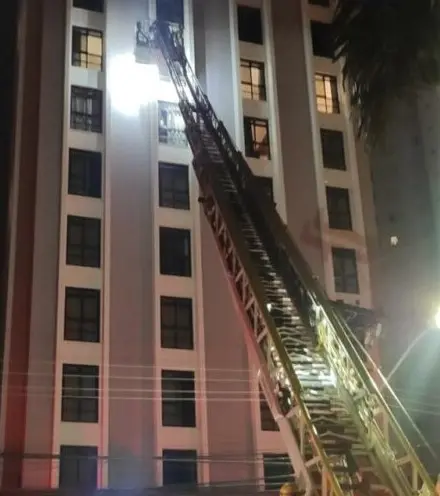 Bombeiros combatem incêndio em hotel em Goiânia