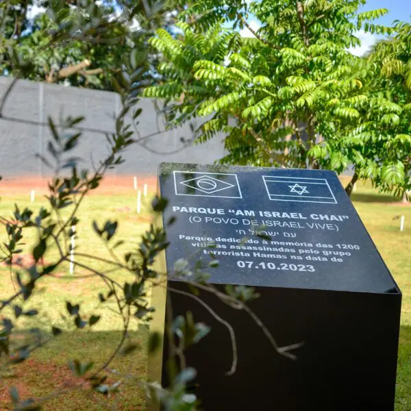 Inaugura parque em homenagem às vítimas do atentado em Israel
