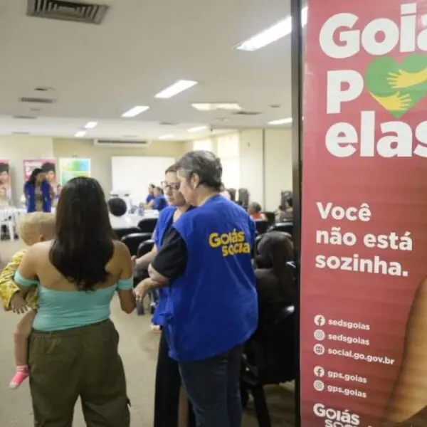 Governo entrega cartões do Goiás Por Elas a vítimas de violência doméstica