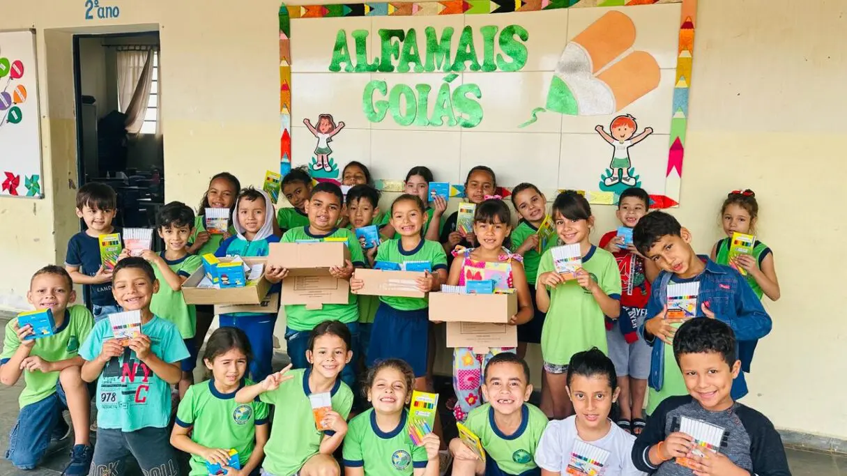 Alunos recebem kits do AlfaMais Goiás