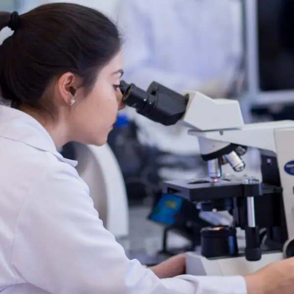 Estudante em laboratório