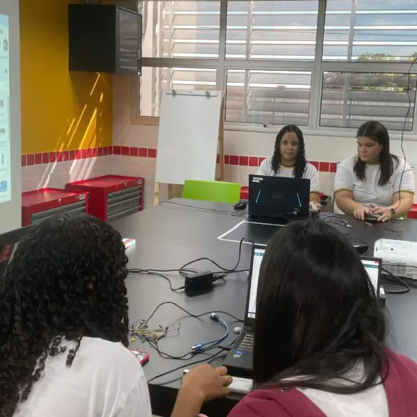 mulheres em sala de aula