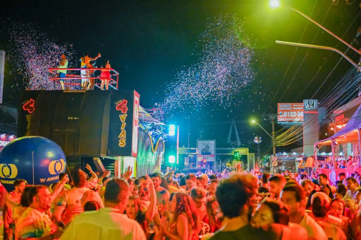 Foliões do pré-carnaval de Goiânia