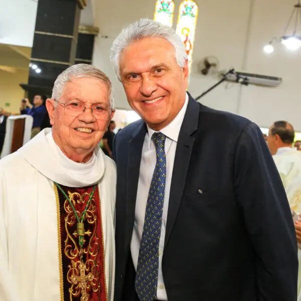 Governador Ronaldo Caiado de Bispo de Itumbiara