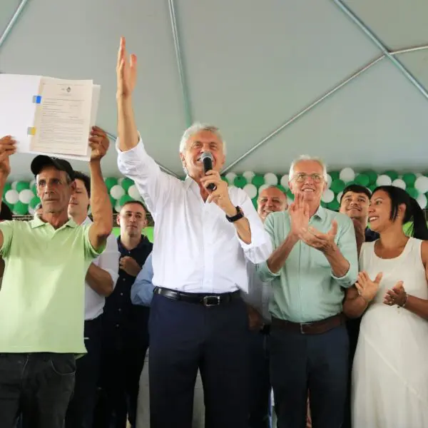 Caiado entrega 50 casas a custo zero em Palmeiras de Goiás