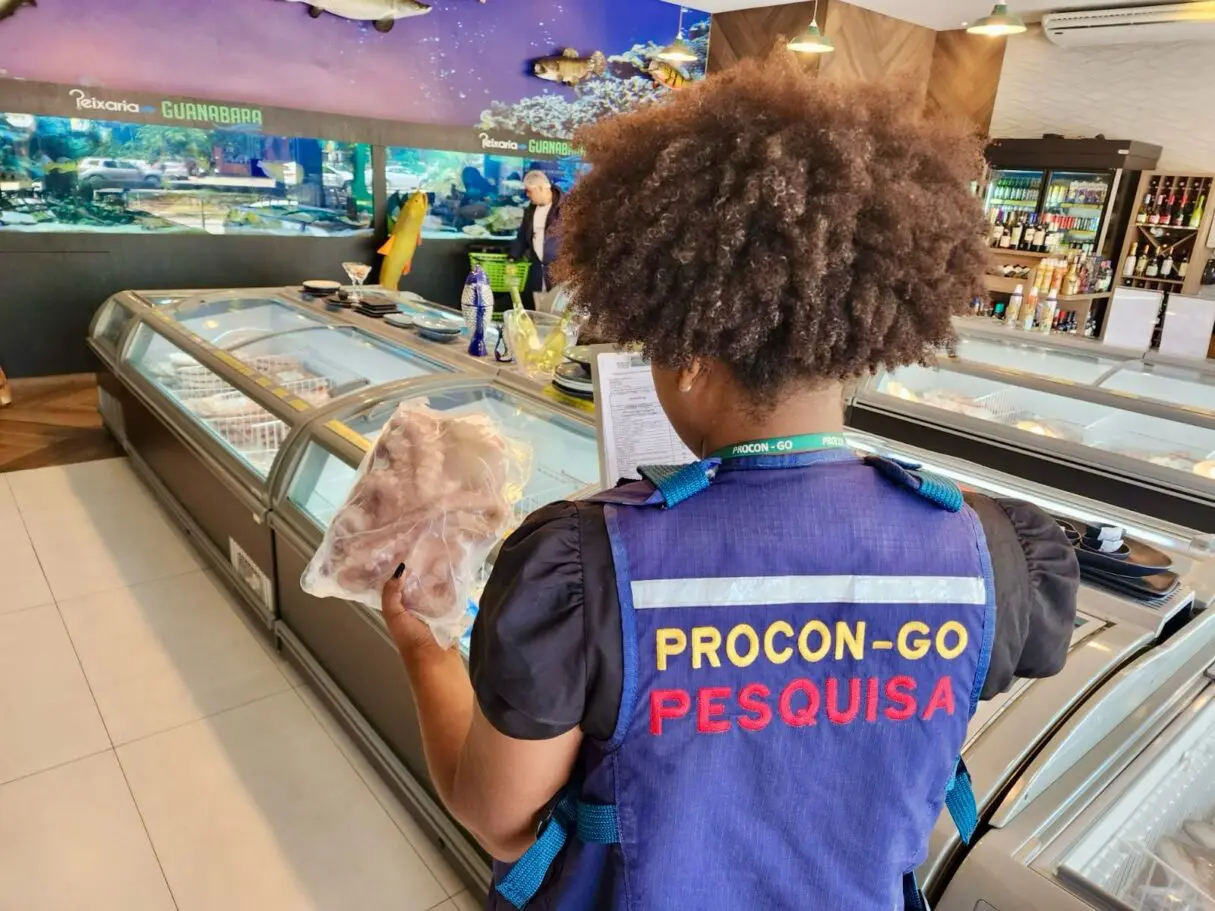 Equipe do Procon na pesquisa preços de pescados