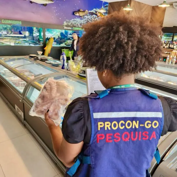 Equipe do Procon na pesquisa preços de pescados