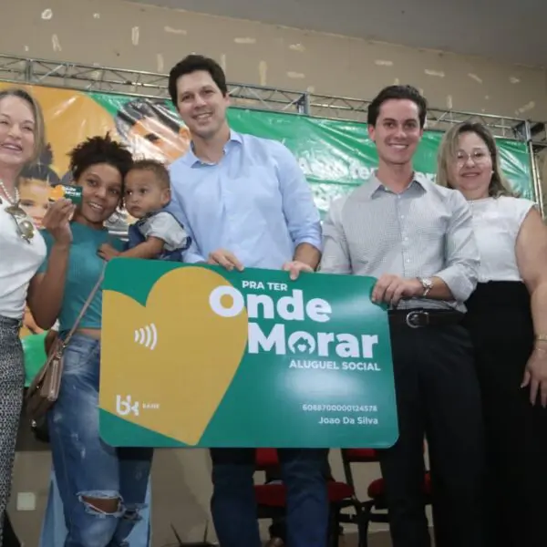 Governo de Goiás entrega cartões do Aluguel Social a famílias de Caldas Novas