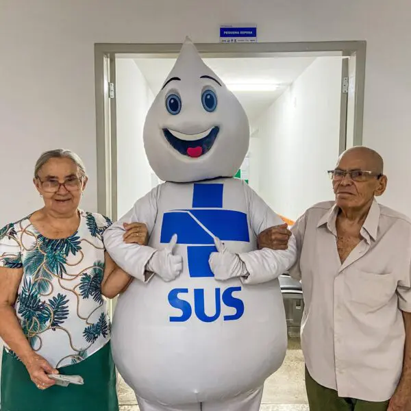 Casal de idosos no Dia D contra Influenza