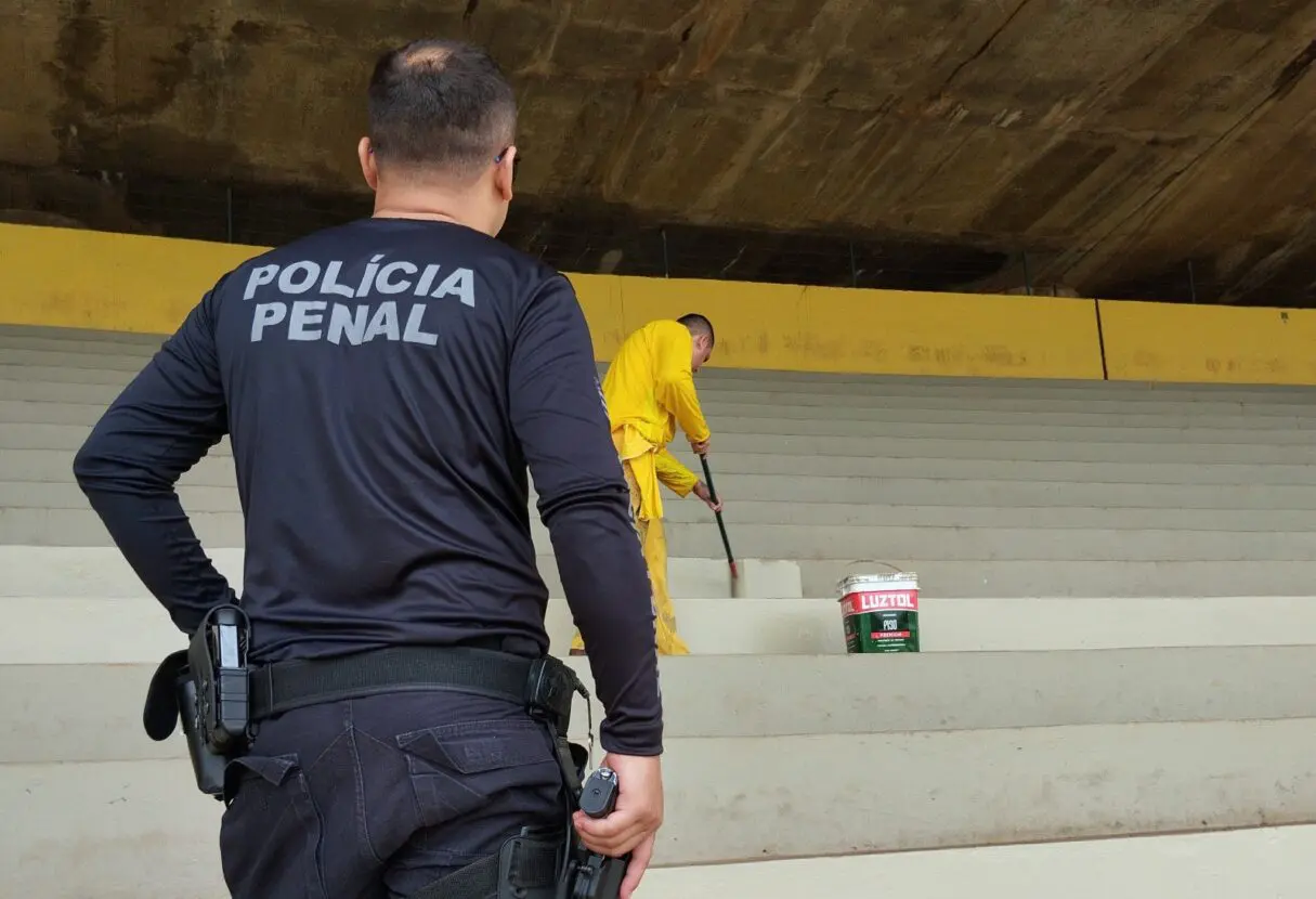 Reeducandos trabalham na pintura do Estádio Serra Dourada