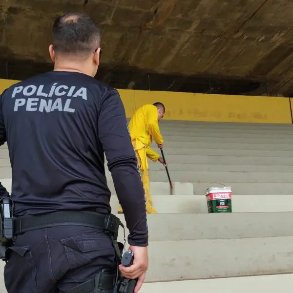 Reeducandos trabalham na pintura do Estádio Serra Dourada