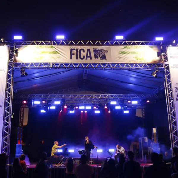 Palco para apresentação de show no Fica