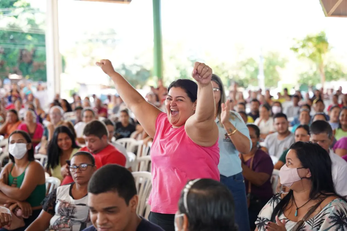 Mulher comemora sorteio de casas a custo zero