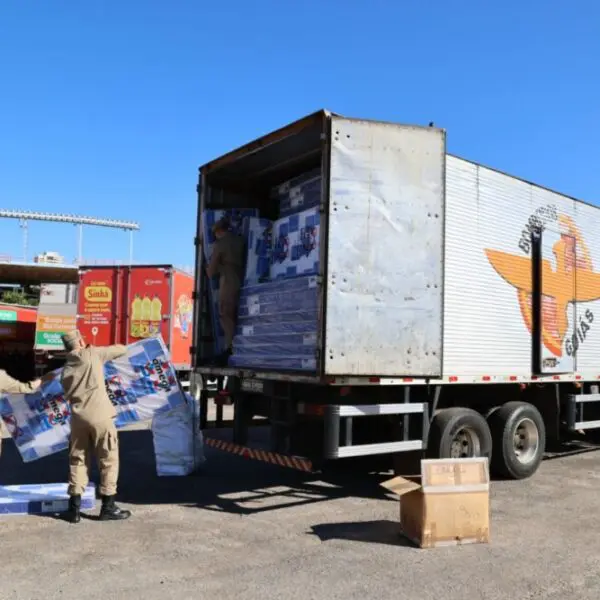 Bombeiros carregam caminhão com doações para Rio Grande do Sul