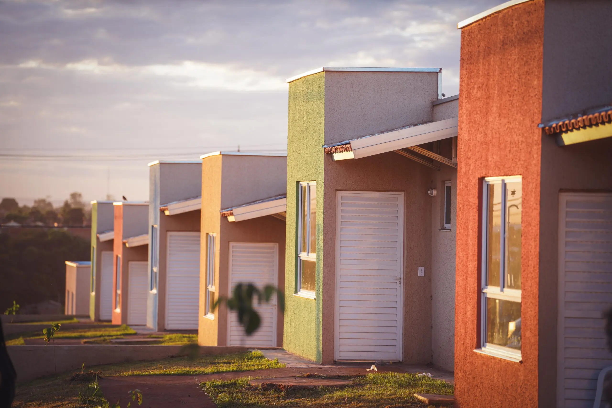 Caiado entrega 100 casas a custo zero em Quirinópolis