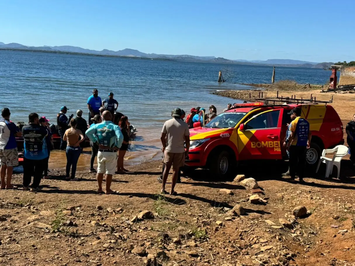 Bombeiros resgatam casal à deriva no Lago Serra da Mesa