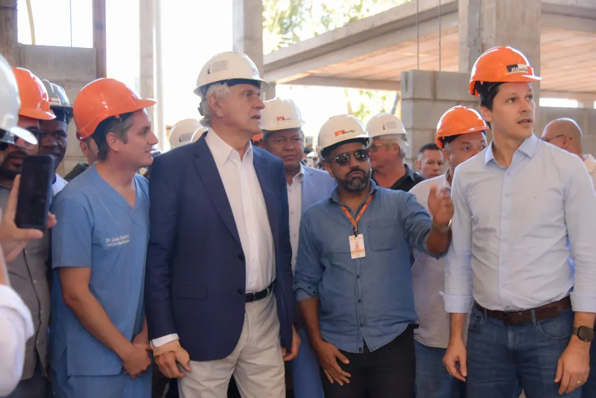 Caiado vistoria obras do Mercadão de Águas Lindas de Goiás