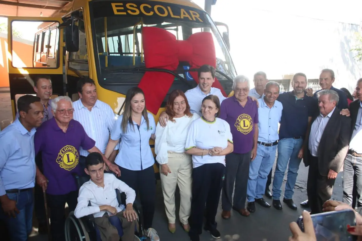 Daniel Vilela entrega micro-ônibus para escola que atende alunos com deficiência em Jataí