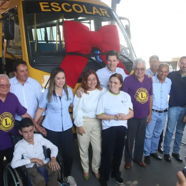 Daniel Vilela entrega micro-ônibus para escola que atende alunos com deficiência em Jataí