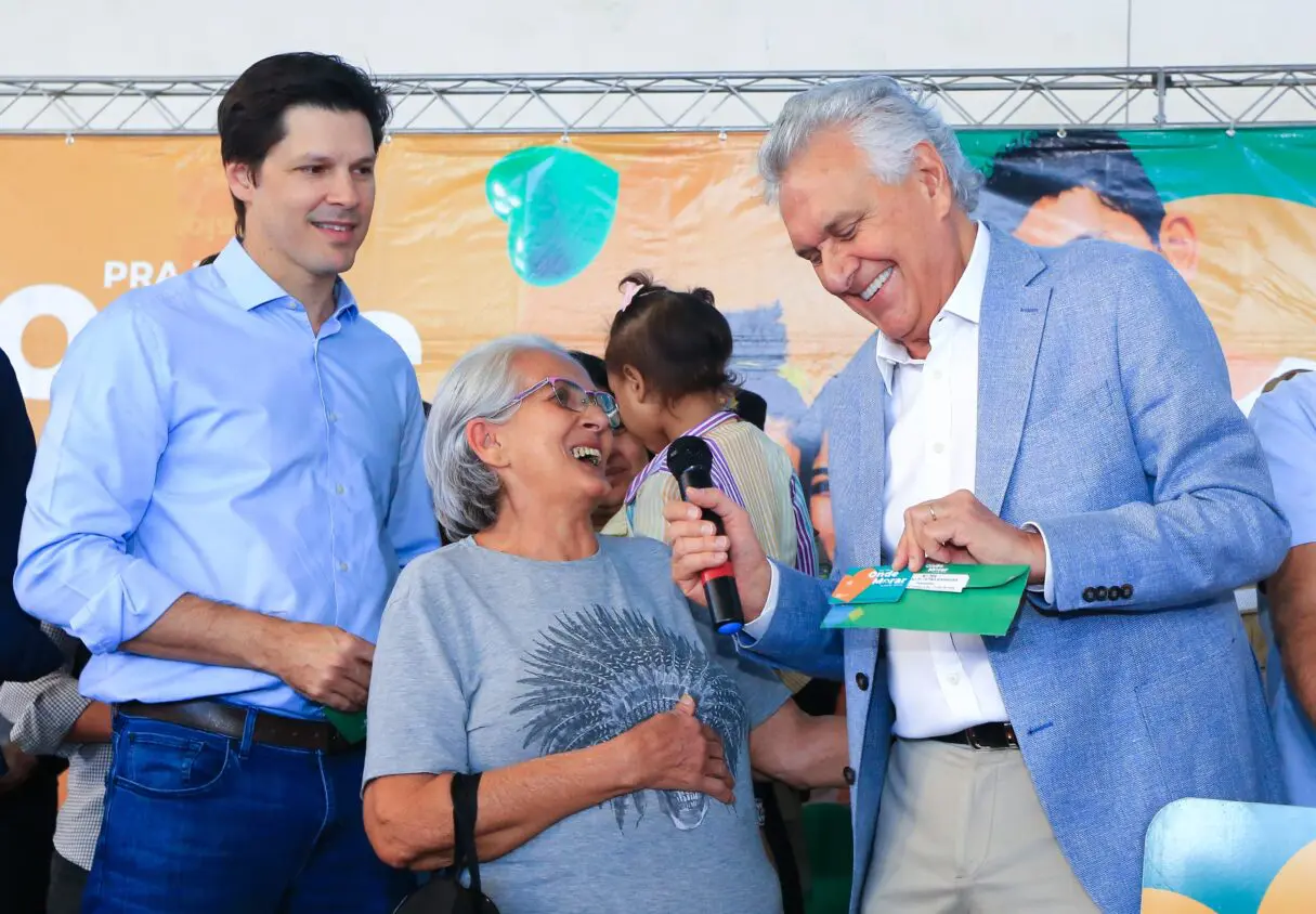 Caiado entrega cartão do Aluguel Social