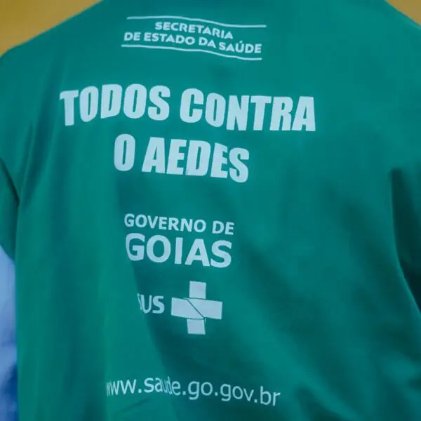 Agente de saúde no combate à dengue