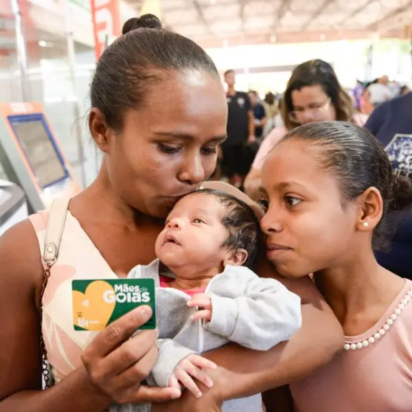 Mulher recebe cartão Mães de Goiás, benefício do Goiás Social