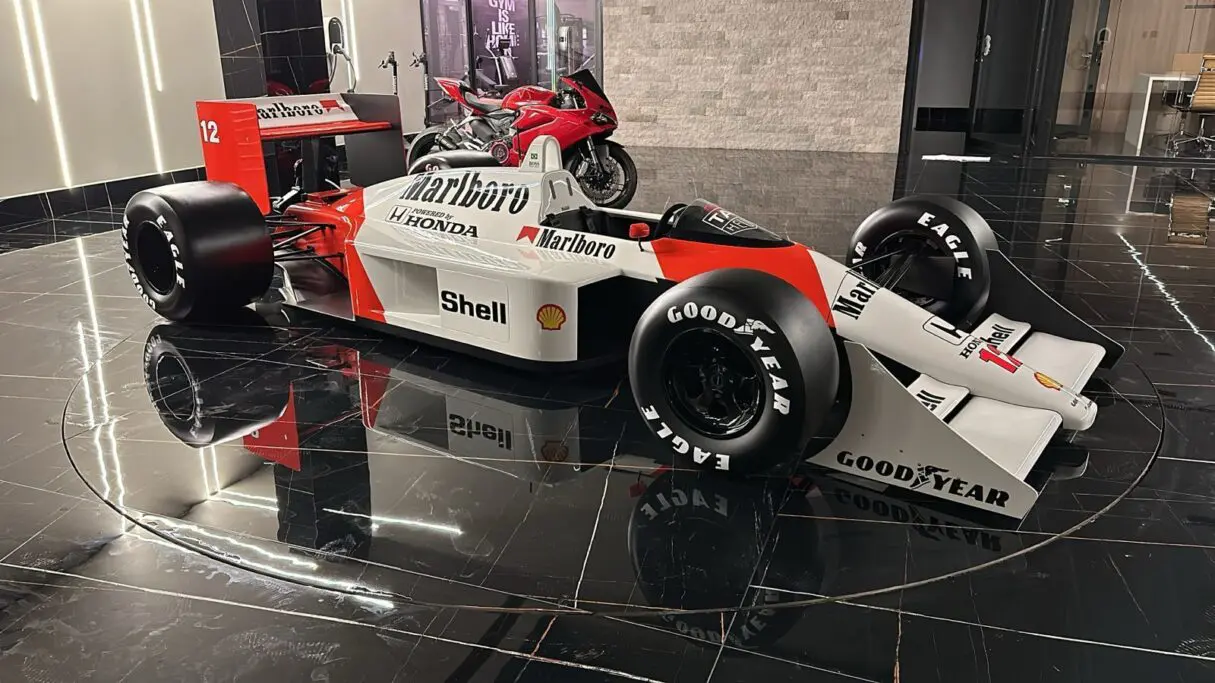 Autódromo recebe réplica de McLaren que imortalizou Ayrton Senna