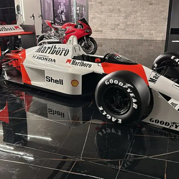 Autódromo recebe réplica de McLaren que imortalizou Ayrton Senna