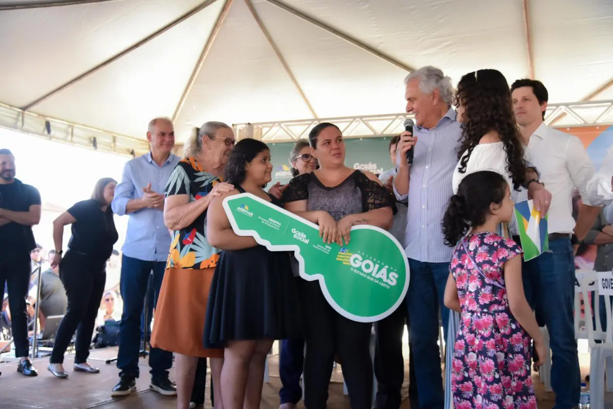 Governador entrega casas a famílias de Santa Helena