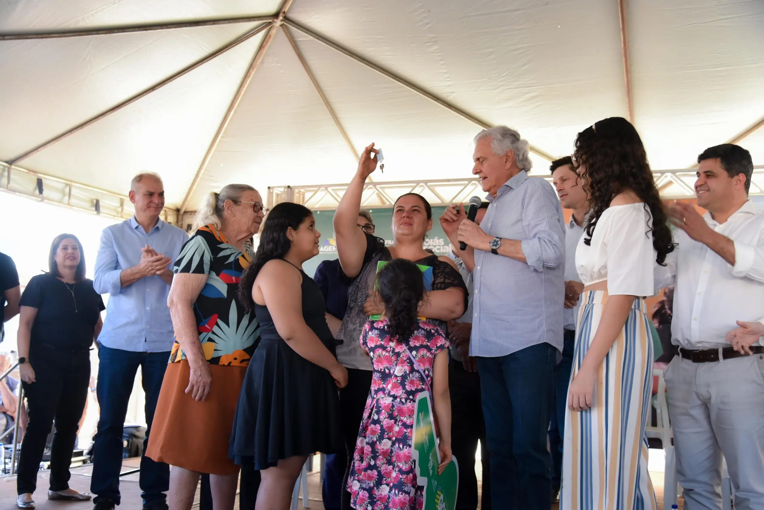 Governador entrega casas a famílias de Santa Helena