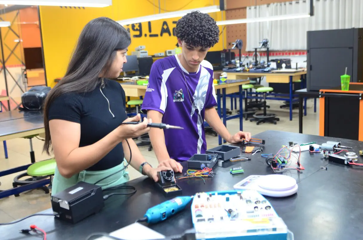 Alunos da Escola do Futuro de Goiás constroem robô para disputar copa do mundo de robótica