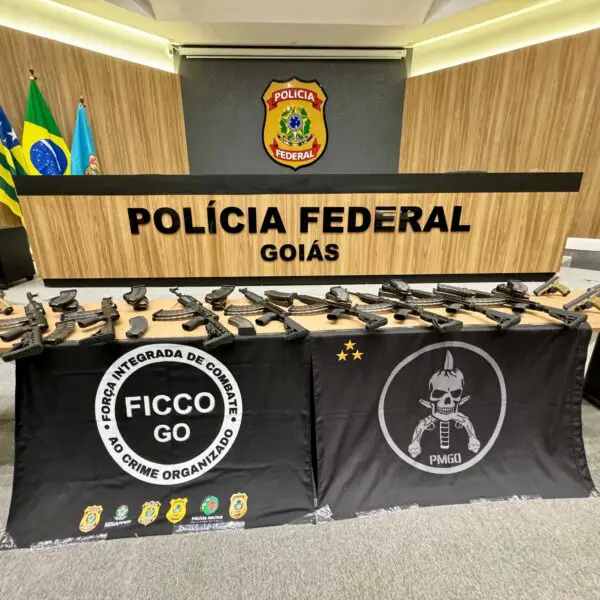 Operação integrada entre PMGO e PF faz grande apreensão de armas em Goiânia