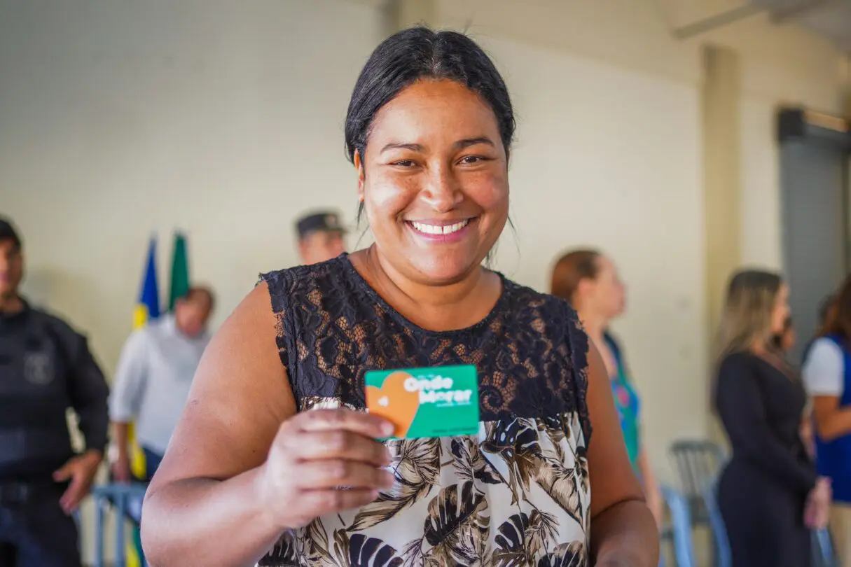 Mulher recebe cartão do Aluguel Social