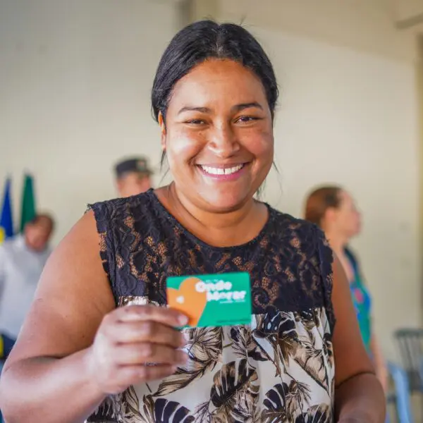 Mulher recebe cartão do Aluguel Social