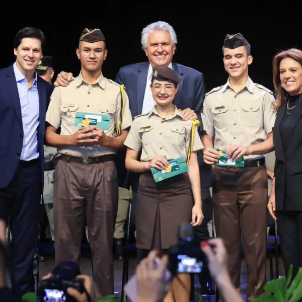 Entrega dos cartões do Bolsa Uniforme