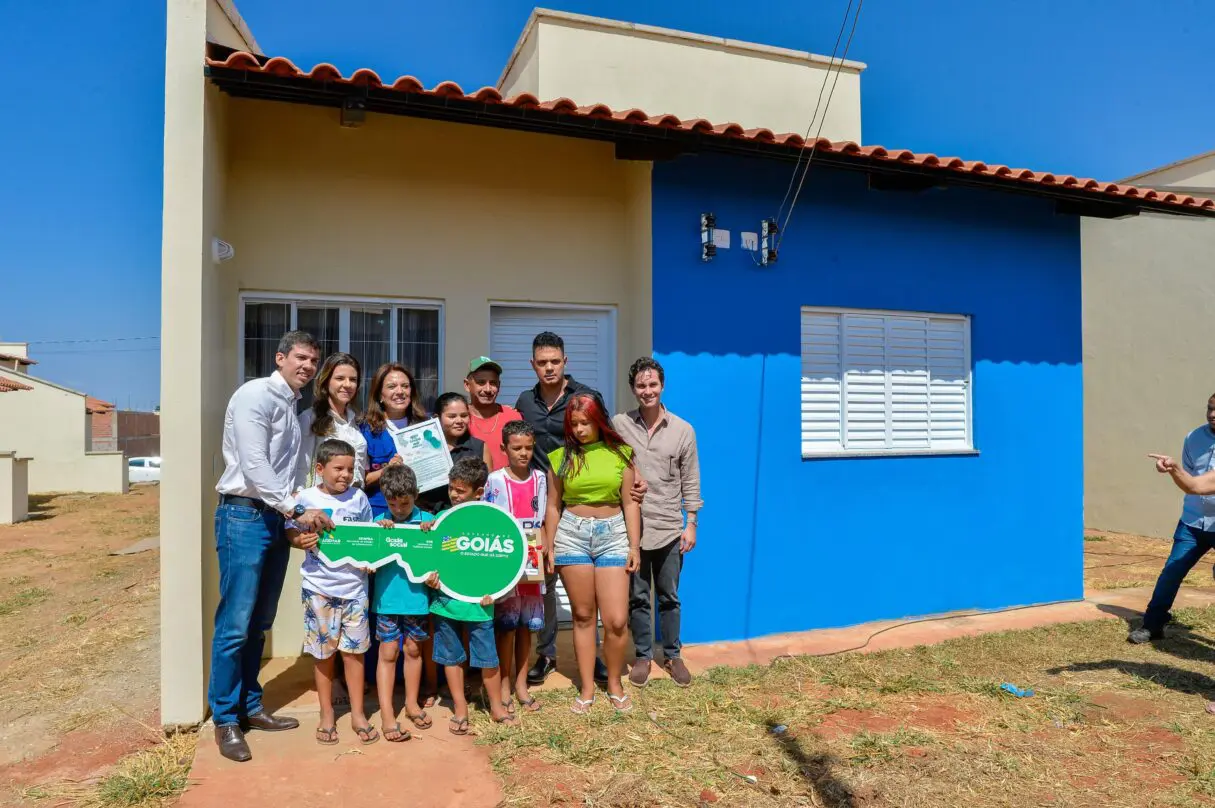 Gracinha Caiado entrega casas a custo zero