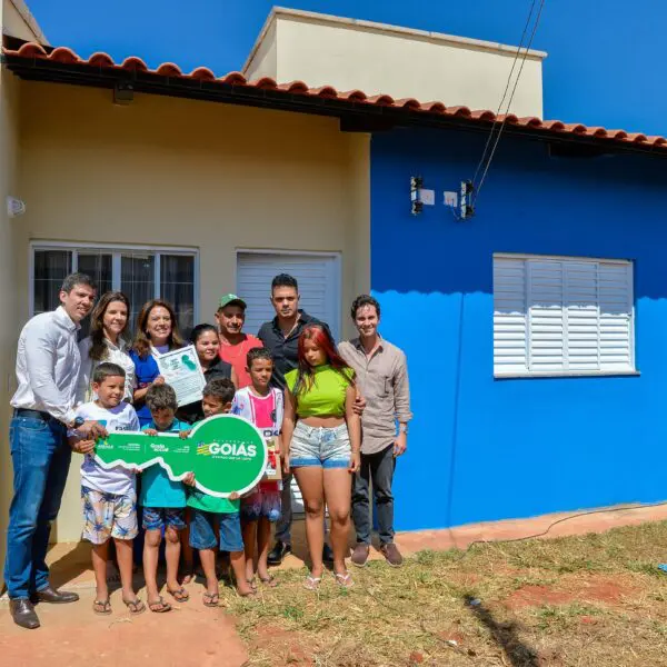 Gracinha Caiado entrega casas a custo zero